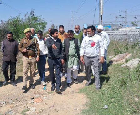 किसानों के चकमार्ग की बहाली का एसडीएम ने मौके से किया निरीक्षण